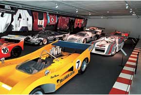 Особое место в коллекции занимают рекордные и гоночные машины.