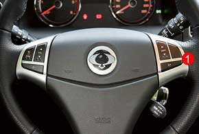 Самостоятельно выбирать передачи АКП можно либо узкими кнопками (1) на руле, либо «флажком» (2) на рычаге. 
