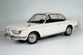 Дизайн передней части новой 1-й серии и рисунок фар головного света сразу напомнили купе BMW 2000 SC (1965–1970 г. в.).