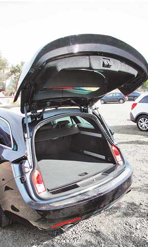 В зависимости от положения спинки заднего сиденья объем багажника составляет  540–1530 л. Пол имеет двойное дно, а в левой боковой нише расположен  блок предохранителей. 