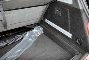В зависимости от положения спинки заднего сиденья объем багажника составляет  540–1530 л. Пол имеет двойное дно, а в левой боковой нише расположен  блок предохранителей. 
