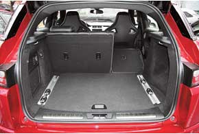 Багажник Evoque заметно просторнее, чем у конкурентов. В полу – система крепления грузов...