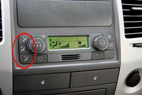 Для выбора направления потоков теплого воздуха служат три кнопки. 