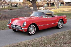 Chevrolet Corvette. Появление Corvette вызвало фурор на выставке GM Motorama в 1953 году. Новинка стала первым серийным американским автомобилем со стеклопластиковым кузовом.