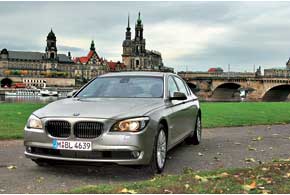 BMW 750i Long 4.4 Turbo (407 л. с.)