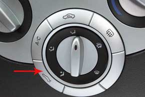 При включении 3-й передачи водители могут случайно нажать кнопку открытия багажника. Завод обещает устранить этот просчет, изменив геометрию рычага КП.