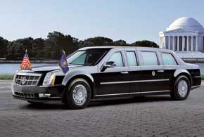 Автомобиль главы государства несет на себе штандарт президента и государственный флаг.