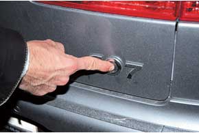 Чтобы открыть крышку багажника, нажмите на ноль в шильдике – там скрыта кнопка электропривода замка. 