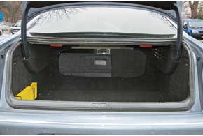 По объему багажник 607-го не самый большой – 470 л (у седанов А6 – 550 л, у Toyota Camry – 530 л, у Hyundai Sonata – 462 л). Отсек можно увеличить, сложив задние сиденья. 