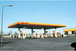 Стоимость бензина Shell V-Power на польских АЗС в гривневом эквиваленте составляет 14&nbsp;грн., а&nbsp;обычный 95-й&nbsp;(Euro Super&nbsp;95)&nbsp;&ndash; 13,35&nbsp;грн. Также можно произвести заправку собственного организма кофе (капучино)&nbsp;&ndash; 12&nbsp;грн., хот-догами стоимостью до 20&nbsp;грн. в зависимости от &laquo;комплектации&raquo;. 