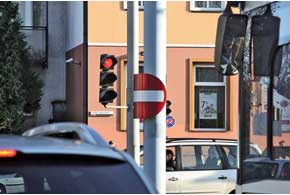 Гнутый &laquo;кирпич&raquo;&nbsp;&ndash; гениальное решение. Угол видимости знака увеличен со 170 до 270 градусов.