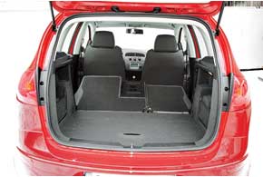 У «короткой» версии Altea багажник меньше, чем у XL –  в походном состоянии на 120 л, а со сложенными сиденьями – на 285 л  (410/1320 л и 530/1605 л соответственно). Ровный пол у обоих авто при этом не получается. 