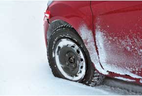 Пониженное давление в шине может привести к ее «разуванию», порезам боковины и повышенному расходу топлива.
