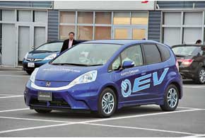 Серийная Honda Fit EV появится в 2012 году.