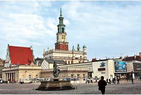 Ратуша, сердце Старого рынка, заложена в 1253 году. В настоящее время – исторический музей.