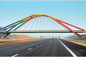 Вдоль трассы – мостовые переходы разнообразных конструкций. Этот могли бы покрасить в один цвет, но поляки использовали все цвета радуги.