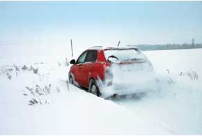 Если глубина снега вне дороги превышает половину диаметра колеса, то автомобиль «сядет», как только остановится. 