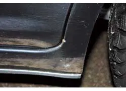 Из-за постоянной пескоструйки ржавеют передние части порогов, низ дверей (если нет передних брызговиков), места на стыке порога с нижней частью задней арки.