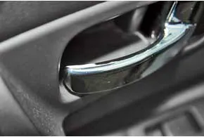 Хромированное покрытие внутренних дверных ручек нередко облазит, а кожзаменитель на обшивке рулевого колеса сильно затирается.