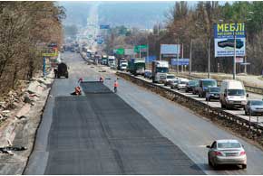 Дорога Киев – Житомир еще строится. Средняя скорость в тянучке – около 50 км/ч. Некоторые проворные автомобилисты умудряются ехать по обочине, но основной поток идет колонной.