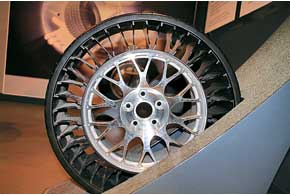 2005 г. Проект автомобильного колеса Tweel без использования сжатого воздуха. Его энергию заменили упругие «спицы». 