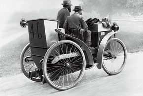 1895 г. Начало производства пневматических шин для экипажей Eclair.