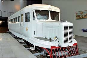 Даже на железной дороге, где должны быть металлические колеса, компания «Мишлен» еще в 1952–1970 годах на острове Мадагаскар обеспечила малошумность  железнодорожных экспрессов.  