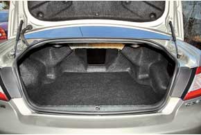 Объем багажника Galant один из наименьших по сравнению с конкурентами – 435 л против 462 л у Hyundai Sonata (NF) и 535 л у Toyota Camry (40). Замечание к функциональности грузового отсека – увеличить его объем нельзя, так как задние сиденья нетрансформируемые.