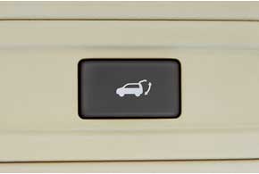 Багажник закрывается кнопкой в торце двери, а сиденья раскладываются для перевозки длинномеров.