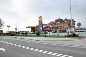 На 214-м километре расположен комплекс Shell. Здесь имеются автозаправка, магазин, неплохая гостиница и приличный ресторан.