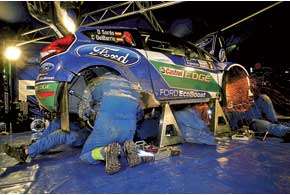 Слабая надежность Ford Fiesta RS WRC вполне может стоить очередных проигранных титулов.  