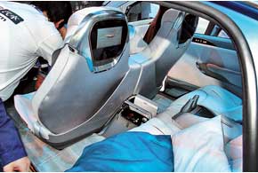 Первое детище СП BYD и Daimler – электромобиль Denza EV Concept, производство которого начнется в 2013 году на предприятии BYD Auto в Шеньчжене. На первых порах новинка будет продаваться исключительно на внутреннем рынке.