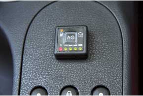 Кнопку управления разместили на видном месте – на консоли между передними сиденьями.