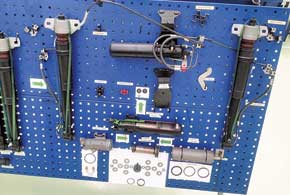 На заводах есть учебные классы, где новички изучают устройство выпускаемых амортизаторов.