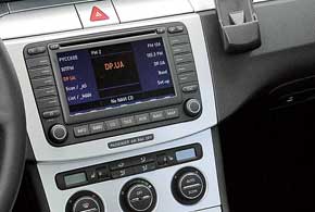 На авто до 2008 г. в. возможны проблемы с фирменной магнитолой – при использовании неоригинальных CD-дисков она выключается. 