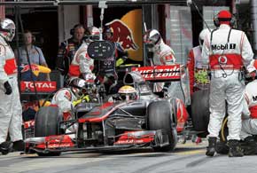 Похоже, заднее левое колесо McLaren кто-то сглазил &ndash; чуть ли не в каждой гонке именно с ним на пит-стопе происходят проблемы. На этот раз Льюис переехал через упавший гайковерт...