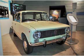 Привезенную из СССР «копейку» итальянские музейщики подписали как Fiat 124 Jiguli. Из многочисленных советских усовершенствований итальянского прототипа в табличке упомянута лишь… морозостойкая краска. О доработанных кузове и двигателе, о новой задней подвеске скромно умолчали.