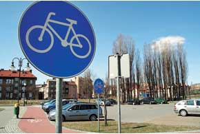В Польше очень развита велосипедная инфраструктура. Велодорожки – даже в самых неожиданных местах. Они обозначены соответствующими знаками и рисунками на асфальте. 