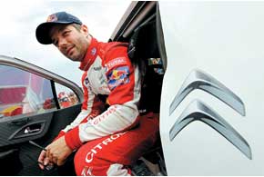 Даже прокол колеса, которое Себастьян поменял на СУ, не помешал ему лидировать.