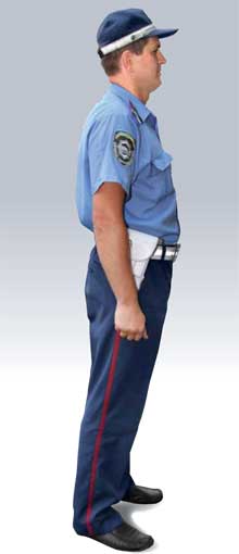 Инспекторы дорожно-патрульной службы (ДПС) ГАИ одеты в форму синего цвета