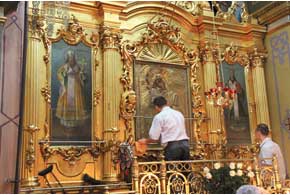 Главные святыни лавры – отпечаток стопы и чудо­творная икона Богородицы – находятся в Успенском соборе.