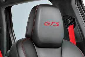 Для Cayenne GTS можно заказать эксклюзивную отделку Carmine Red (на фото) или Peridot (кислотный зеленый) с соответствующим оформлением торпедо, обивки дверей, сидений, ремней безопасности и напольных ковриков.