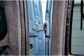 На старых Connect разбиваются дверные скобы и петли, что проявляется характерным стуком при проезде неровностей. 
