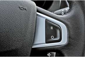Круиз-контроль – система поддержания заданной скорости движения. Кнопки на руле «+/-», R и O отвечают за увеличение/уменьшение скорости, фиксацию скоростного режима и временное отключение.