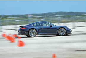 За рулем 911 Carrera S можно опробовать систему старта Launch Control, а также динамической стабилизации (PDCC). 