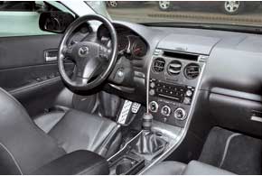 Внутри Mazda6 MPS практически ничем не отличается от дорогих версий «шестерок» – такая же удобная. Активный темперамент модели выдают лишь штатные алюминиевые накладки на педалях.