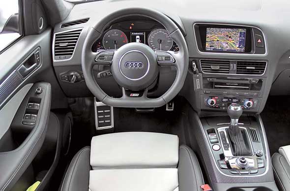 В салонах новых Audi Q5 улучшена эргономика. Например, управление интерфейсом MMI перенесли в более удобное место – на напольную консоль около рычага коробки передач. А переключатель системы настройки автомобиля Audi drive select, наоборот, расположили на лицевой стороне передней панели и максимально близко к рулю. 