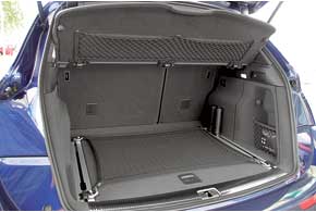 В багажнике по-прежнему можно перевезти от 540 до 1560 литров груза, а вещи закрепить специальной системой фиксации или сеткой. Так что практичности SQ5 не утратил.