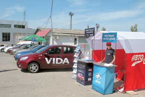 Регистрация участников на тест-драйвы ЗАЗ проходит рядом с тестовыми авто.