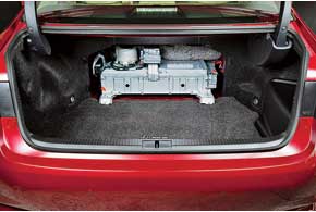 Блок АКБ у гибрида «съел» 65 л багажника:  у бензиновых версий его объем составляет 490 л.